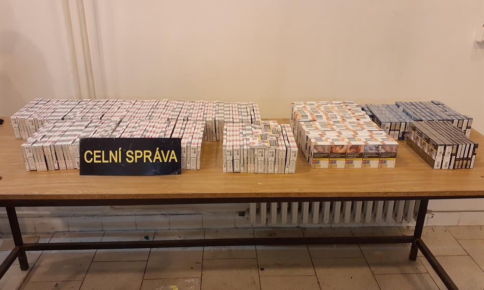zadržené cigarety na stole
